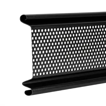 Μαύρο διάτρητο φύλλο ρολού λαμαρίνας για ρολά ασφαλείας, με οπές για αερισμό και μερική ορατότητα.