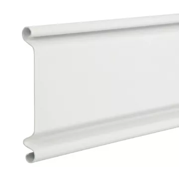 Λευκό τυφλό γαλβανιζέ ρολό ασφαλείας με κλειστή μεταλλική επιφάνεια, κατάλληλο για γκαράζ, αποθήκες και επαγγελματικούς χώρους.