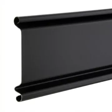 Μαύρο τυφλό γαλβανιζέ ρολό ασφαλείας με κλειστή μεταλλική επιφάνεια, κατάλληλο για γκαράζ, αποθήκες και επαγγελματικούς χώρους.