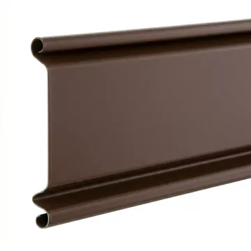 Καφέ τυφλό γαλβανιζέ ρολό ασφαλείας με κλειστή μεταλλική επιφάνεια, κατάλληλο για γκαράζ, αποθήκες και επαγγελματικούς χώρους.