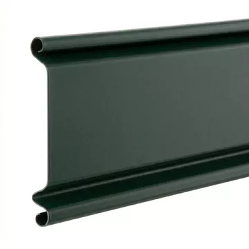 Τυφλό γαλβανιζέ ρολό ασφαλείας σε χρώμα κυπαρισσί, με κλειστή μεταλλική επιφάνεια για γκαράζ, αποθήκες και επαγγελματικούς χώρους.